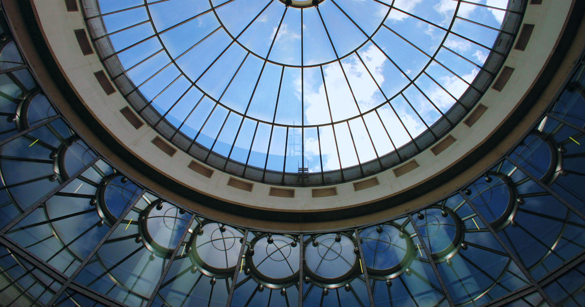 Steuerberatung in Frankfurt-Höchst bei Bettina Baur, engagierte Steuerberaterin mit eigener Steuerkanzlei seit dem Jahr 2000. Zu sehen ist eine filigrane Kuppel. Nach oben hin sieht man den blauen Himmel und Wolken. Ein Symbolbild.