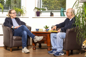 Steuerberaterin Bettina Baur beim Vorgestellungsgespräch mit einen Bewerber auf die Position eines Steuerfachangestellten in der Steuerberatung mit Herz in Frankfurt-Höchst.