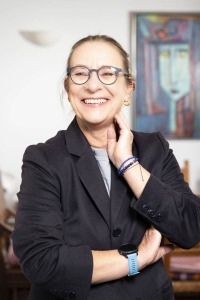 Porträtbild der Steuerberaterin Bettina Baur in ihrer Steuerkanzlei in Frankfurt-Höchst