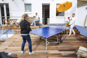 Pause auf der Terrasse – hier bei einer Partie Tischtennis.