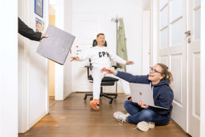 Flache Hierarchien und ein herzliches Miteinander. Das Bild zeigt das entspannte Arbeitsklima im kleinen Team.